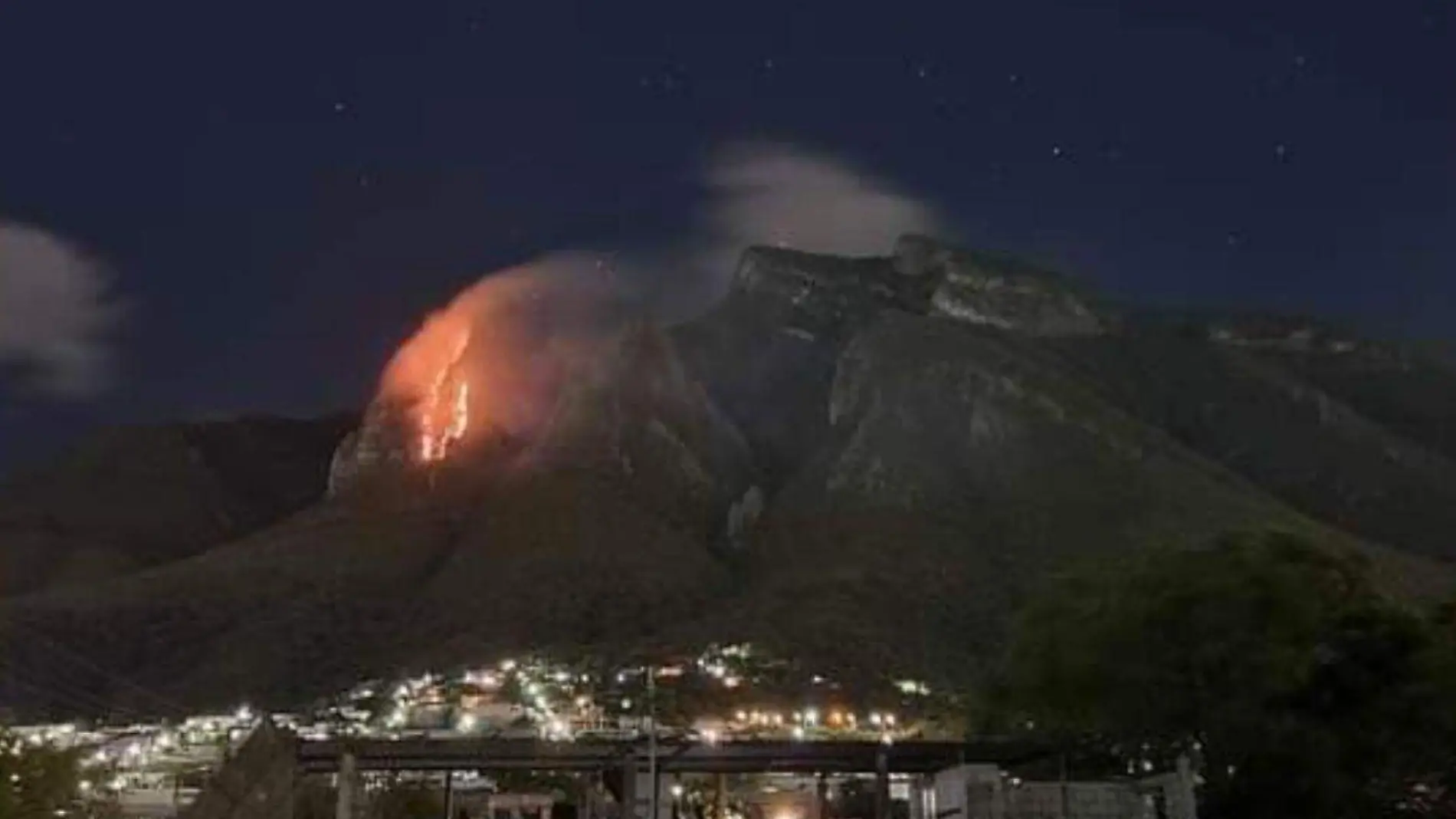 Incendio consume el Cerro de la Silla en plena sequía1